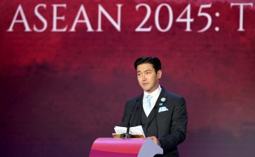 Choi Siwon beri pidato pada KTT ASEAN ke-43.