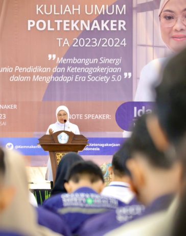 Menaker Ida Fauziyah mengatakan era digitalisasi beri dampak pada jabatan seperti teller dan front office di perbankan.