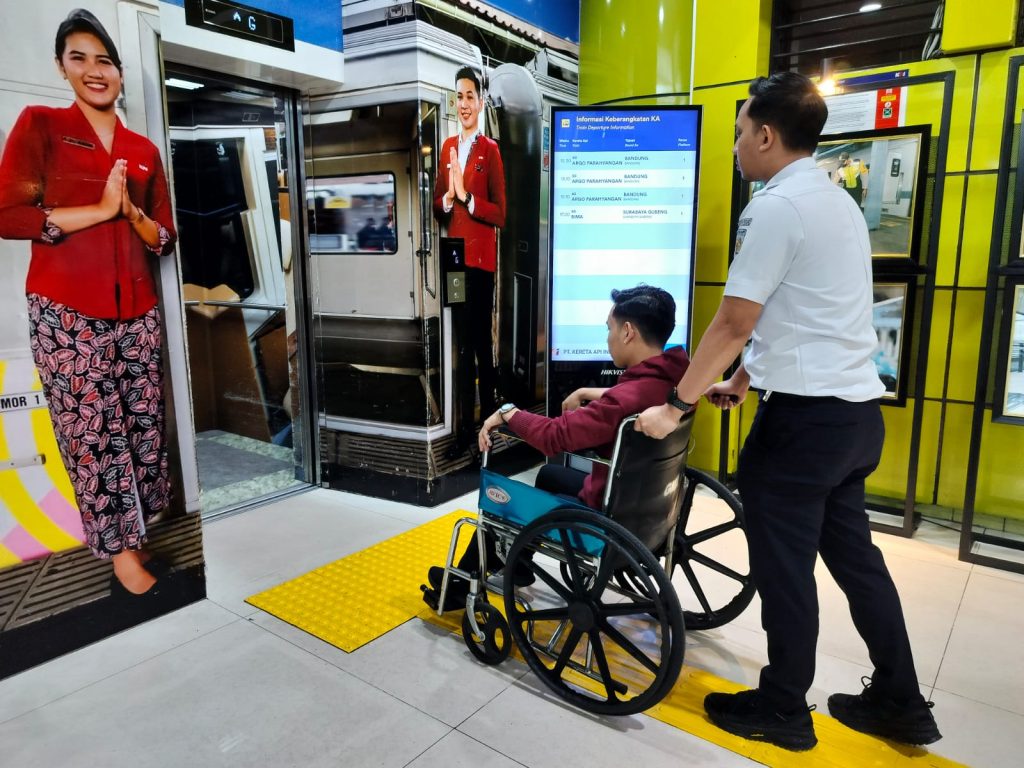 Penumpang disabilitas dapat diskon tiket kereta 20 persen dari PT KAI.