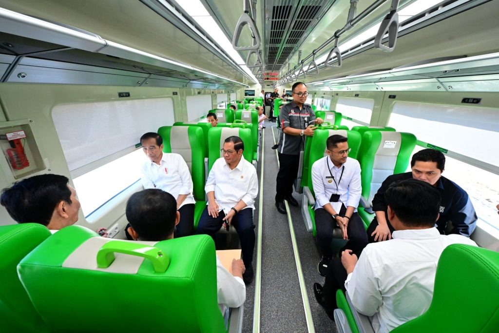 Presiden Joko Widodo bersama rombongan menjajal naik Kereta Cepat Jakarta Bandung (KCJB).