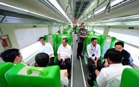 Presiden Joko Widodo bersama rombongan menjajal naik Kereta Cepat Jakarta Bandung (KCJB).