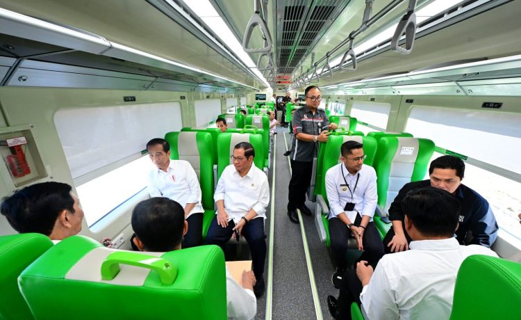 Presiden Joko Widodo bersama rombongan menjajal naik Kereta Cepat Jakarta Bandung (KCJB).