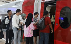 Kereta Cepat Jakarta-Bandung (KCJB) resmi beroperasi dan gratis hingga pertengahan Oktober.