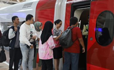 Kereta Cepat Jakarta-Bandung (KCJB) resmi beroperasi dan gratis hingga pertengahan Oktober.