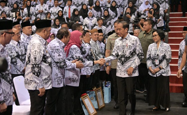 Presiden Joko Widodo hadiri acara Hari Guru Nasional, menyebut guru bukan pekerjaan mudah.