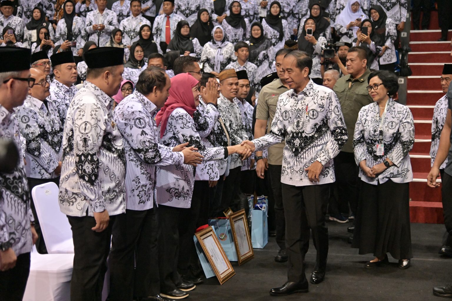 Presiden Joko Widodo hadiri acara Hari Guru Nasional, menyebut guru bukan pekerjaan mudah.