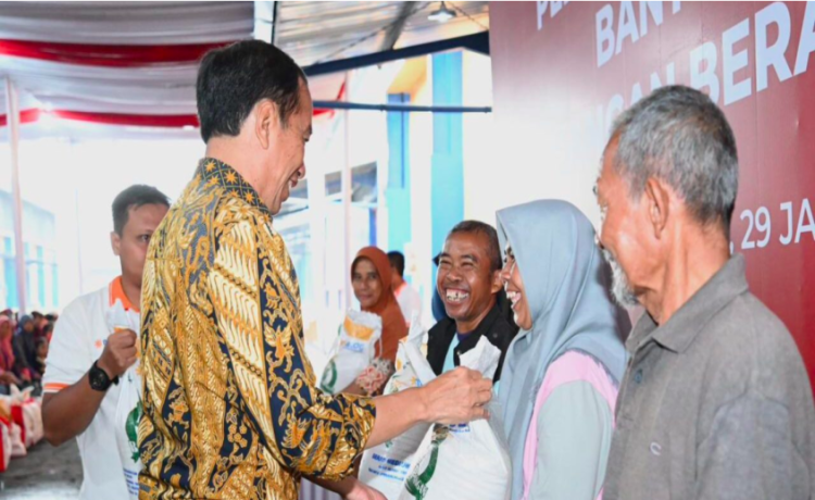 Presiden Joko Widodo serahkan bantuan beras 10 Kg hingga Juni 2024.