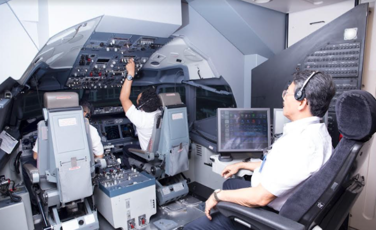 Pelatihan simulator untuk pilot Lion Air.