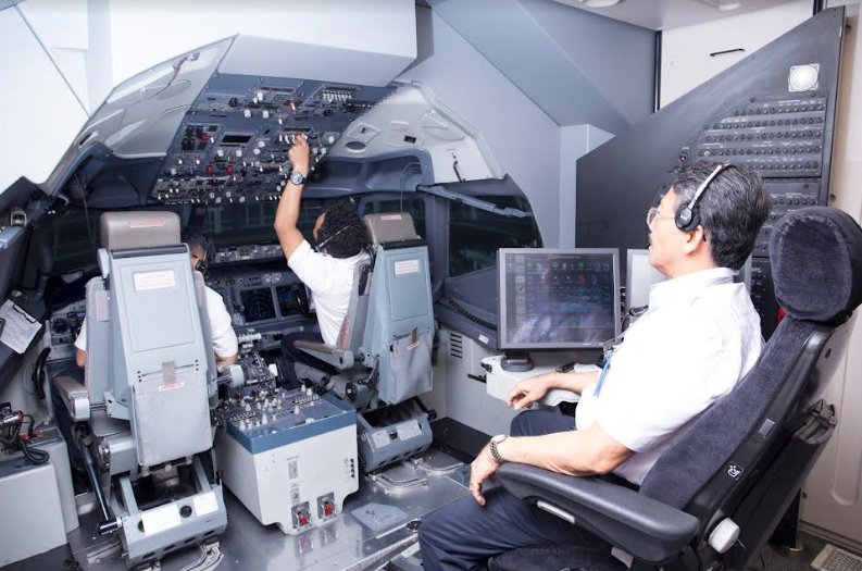 Pelatihan simulator untuk pilot Lion Air.