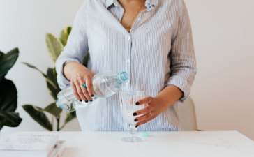 Ilustrasi air minum kemasan mengandung ratusan ribu partikel plastik.