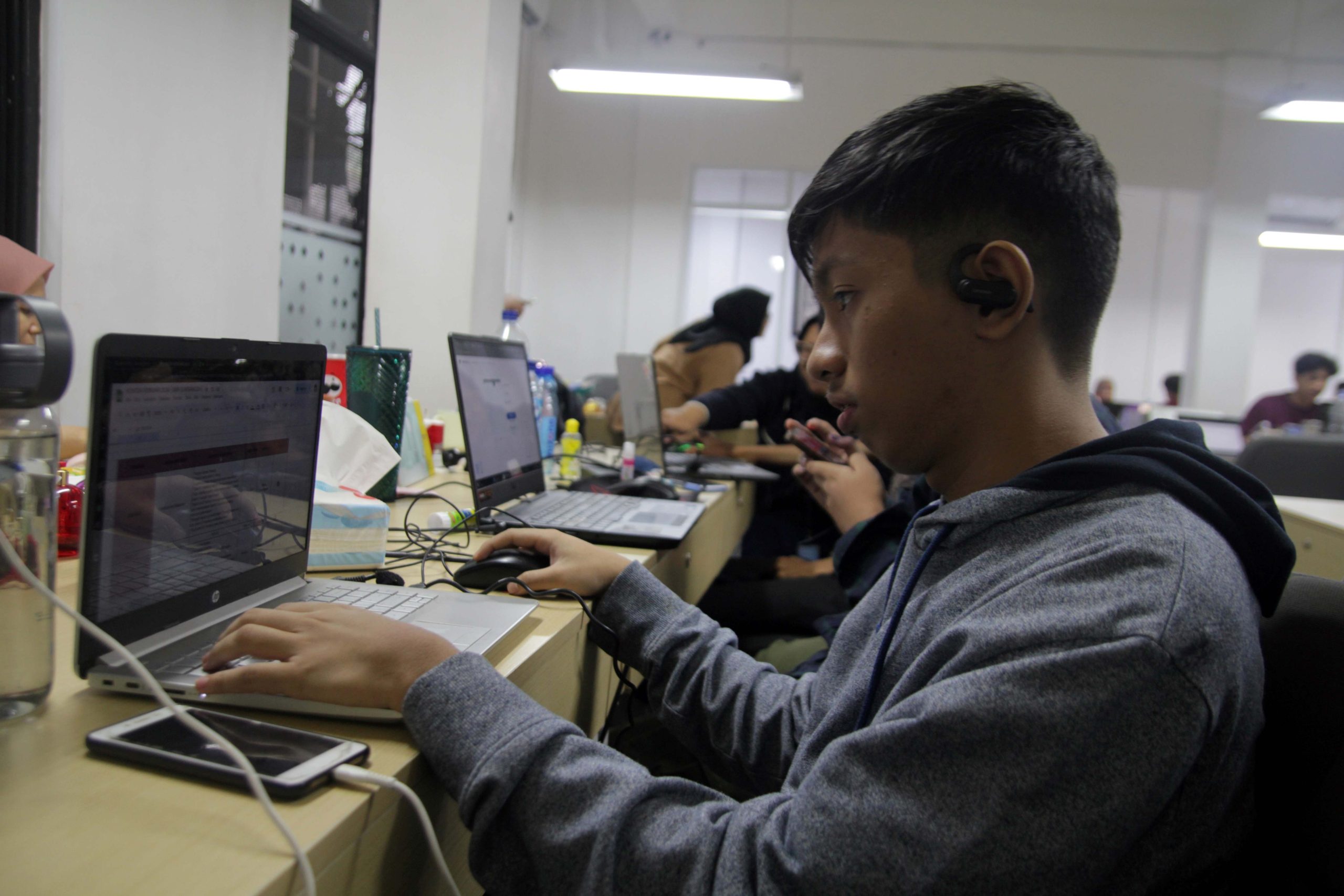 Ilustrasi ada lima posisi yang paling banyak direkrut perusahaan global dari Indonesia. (Athalla/Topcareer.id)