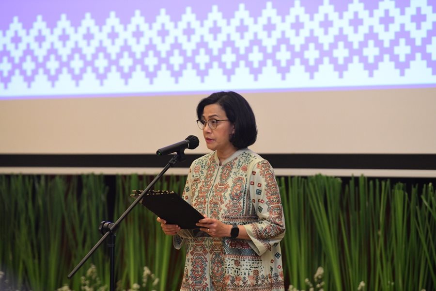 Menteri Keuangan (Menkeu), Sri Mulyani laporkan THR ASN dan Gaji ke-13 kepada Presiden.