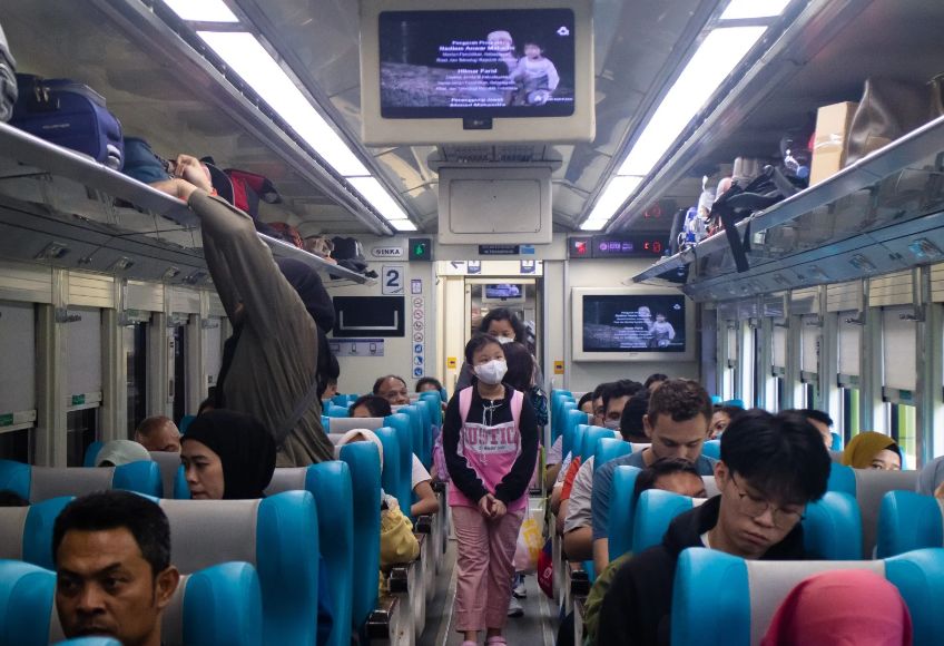 PT Kereta Api Indonesia (KAI) menambah 10 perjalanan KA jarak jauh, dengan total 1.085 kereta api pada periode long weekend libur Israk Mikraj dan Imlek.
