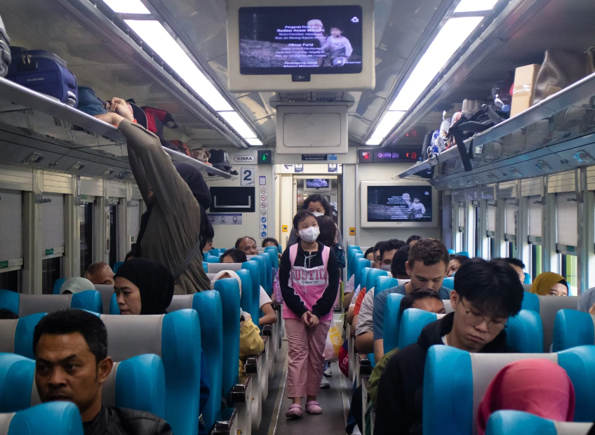 PT Kereta Api Indonesia (KAI) menambah 10 perjalanan KA jarak jauh, dengan total 1.085 kereta api pada periode long weekend libur Israk Mikraj dan Imlek.