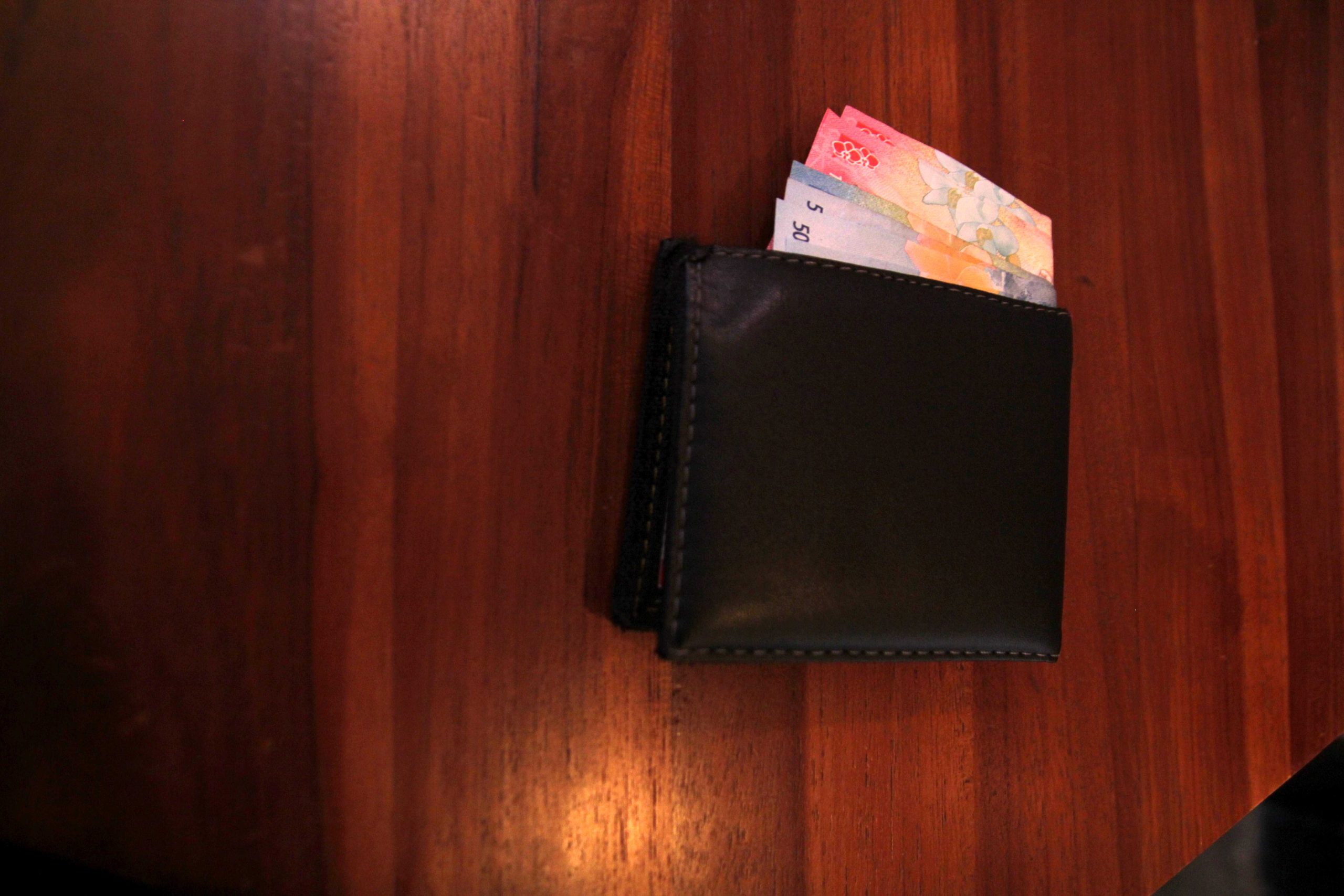 Ilustrasi dompet berisi uang (Athalla/Topcareer.id)