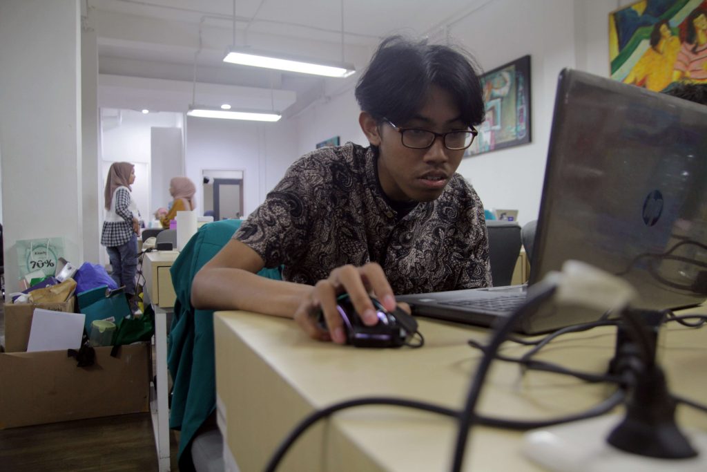 Ilustrasi pekerja Indonesia yang menguasai keterampilan AI cenderung mengalami kenaikan gaji - pekerja digital (Athalla/Topcareer.id)