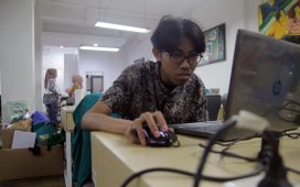 Ilustrasi pekerja Indonesia yang menguasai keterampilan AI cenderung mengalami kenaikan gaji - pekerja digital (Athalla/Topcareer.id)