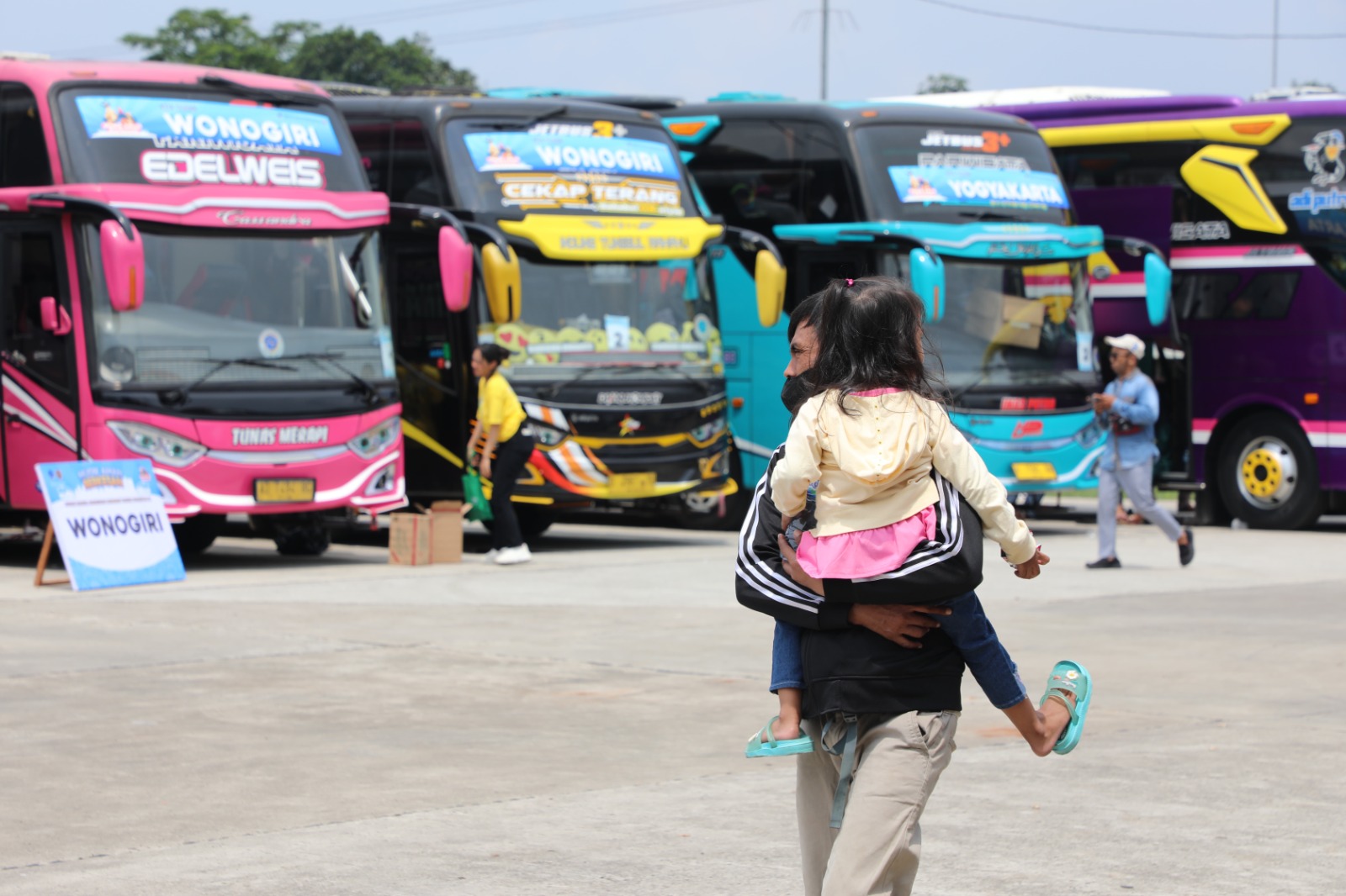 Ilustrasi mudik gratis Injourney Group sediakan tiket untuk berbagai moda transportasi - mudik bus.