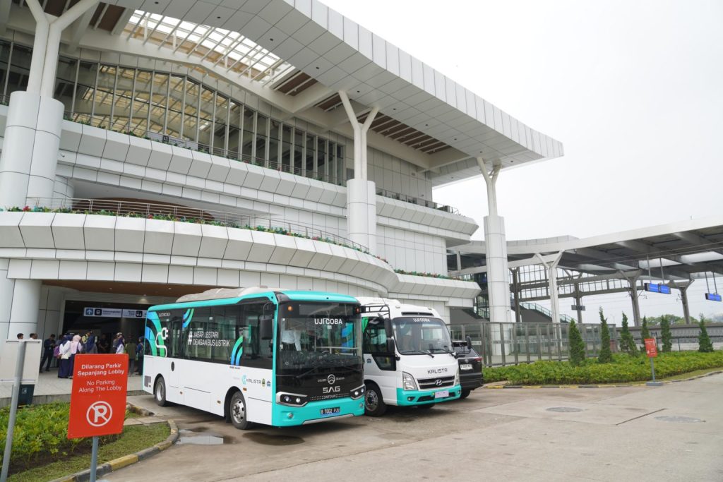 KCIC bekerja sama dengan Dishub Jawa Barat menyediakan BRT Bus Listrik di Stasiun Tegalluar.