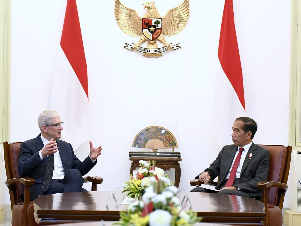 CEO Apple bertemu dengan Presiden Joko Widodo pada Rabu (17/4/2024) membicarakan peluang ekspansi Apple di Indonesia. (dok Setkab)