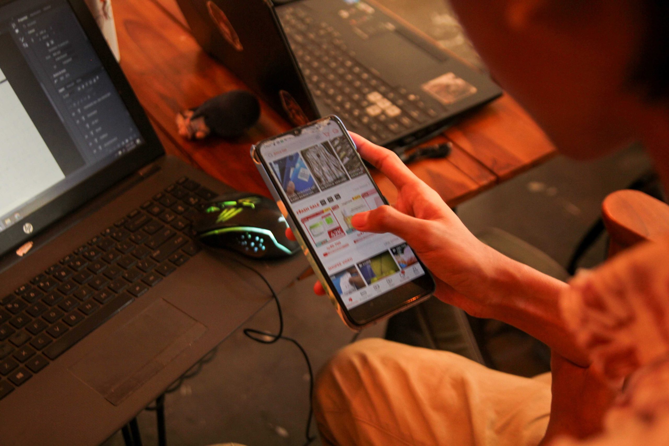 Ilustrasi ada beberapa cara untuk melaporkan penipuan online. (Athalla/Topcareer.id)