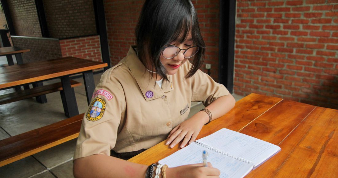 Ilustrasi sekolah tetap wajib menyediakan ekstrakulikuler Pramuka. (Athalla/Topcareer.id)