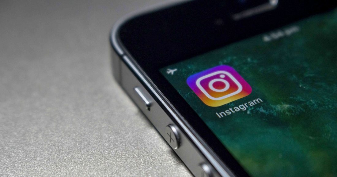 Ilustrasi cara memanfaatkan Instagram untuk mencari kerja.