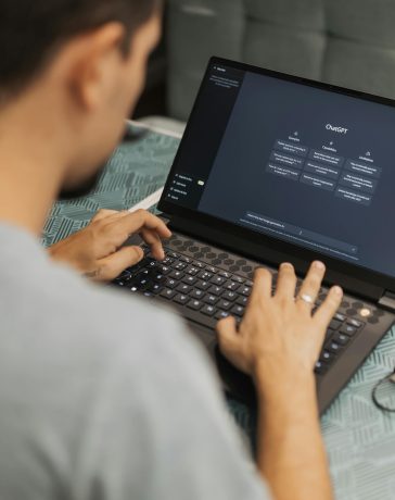 Ilustrasi penelitian Microsoft dan LinkedIn menyebut pengunaan AI generatif id tempat kerja meningkat hampir dua kali lipat dalam kurun waktu 6 bulan.