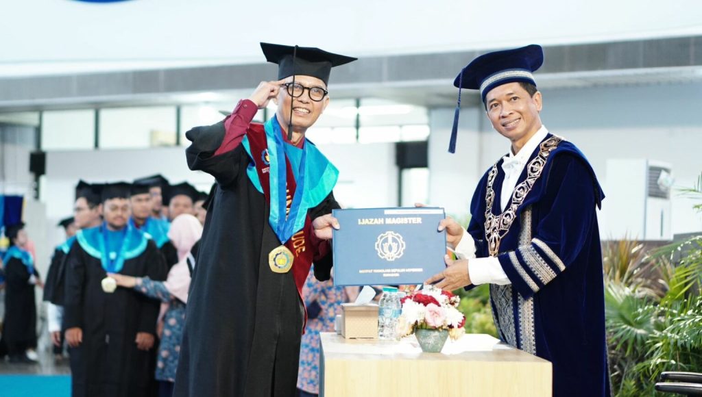 Mohammad Ridwan Utina saat dikukuhkan sebagai wisudawan tertua pada Wisuda ke-130 ITS. (Dok. ITS)