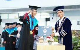 Mohammad Ridwan Utina saat dikukuhkan sebagai wisudawan tertua pada Wisuda ke-130 ITS. (Dok. ITS)