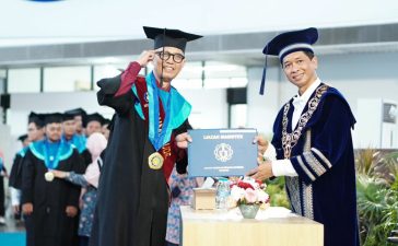 Mohammad Ridwan Utina saat dikukuhkan sebagai wisudawan tertua pada Wisuda ke-130 ITS. (Dok. ITS)