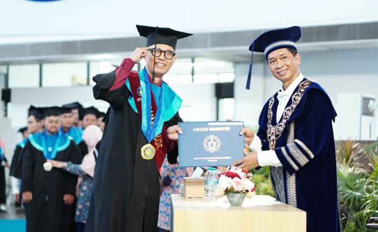 Mohammad Ridwan Utina saat dikukuhkan sebagai wisudawan tertua pada Wisuda ke-130 ITS. (Dok. ITS)