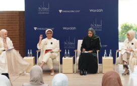 Forum diskusi Global Women Leadership Dialogue menghadirkan (dari kiri ke kanan): Brand Ambassador Wardah Dewi Sandra; Retno Marsudi, Menteri Luar Negeri Board of Council Paragon Wardah Stewardship of Global Impact; Sohaira Siddiqui, Direktur Eksekutif Al Mujadilah Center; dan Sari Chairunnisa, Deputy CEO ParagonCorp (paling kanan).