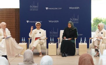 Forum diskusi Global Women Leadership Dialogue menghadirkan (dari kiri ke kanan): Brand Ambassador Wardah Dewi Sandra; Retno Marsudi, Menteri Luar Negeri Board of Council Paragon Wardah Stewardship of Global Impact; Sohaira Siddiqui, Direktur Eksekutif Al Mujadilah Center; dan Sari Chairunnisa, Deputy CEO ParagonCorp (paling kanan).