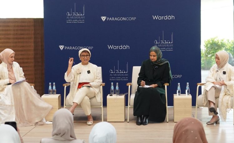 Forum diskusi Global Women Leadership Dialogue menghadirkan (dari kiri ke kanan): Brand Ambassador Wardah Dewi Sandra; Retno Marsudi, Menteri Luar Negeri Board of Council Paragon Wardah Stewardship of Global Impact; Sohaira Siddiqui, Direktur Eksekutif Al Mujadilah Center; dan Sari Chairunnisa, Deputy CEO ParagonCorp (paling kanan).