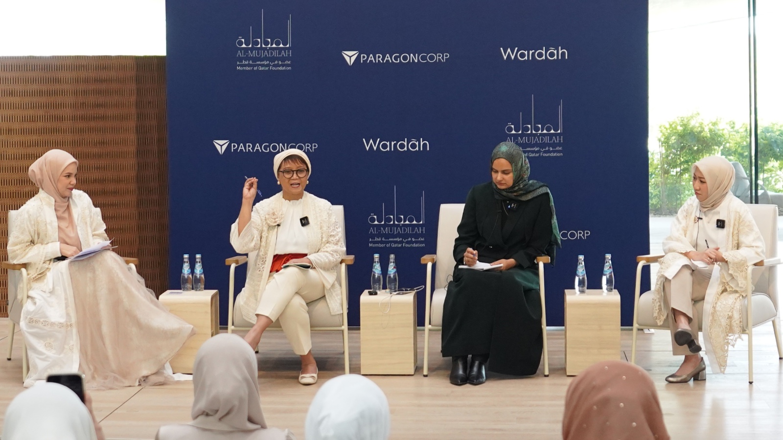 Forum diskusi Global Women Leadership Dialogue menghadirkan (dari kiri ke kanan): Brand Ambassador Wardah Dewi Sandra; Retno Marsudi, Menteri Luar Negeri Board of Council Paragon Wardah Stewardship of Global Impact; Sohaira Siddiqui, Direktur Eksekutif Al Mujadilah Center; dan Sari Chairunnisa, Deputy CEO ParagonCorp (paling kanan).