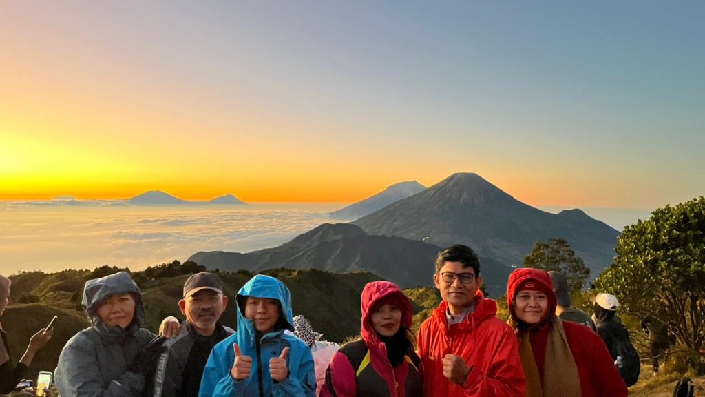 Semburat cahaya keemasan saat Sunrise di Puncak Gunung Prau, Dieng - Wonosobo. Foto: Retno Wulandari